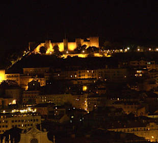Aussicht auf Castelo de São Jorge - nachts