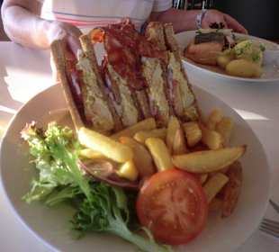 Clubsandwich mit Pommes (French Fries)