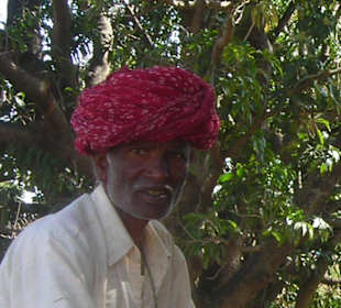 Bauer beim Wasserfördern