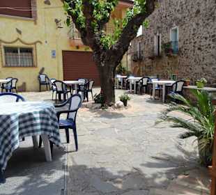 Tische im Außenbereich des Ristorante La Taverna