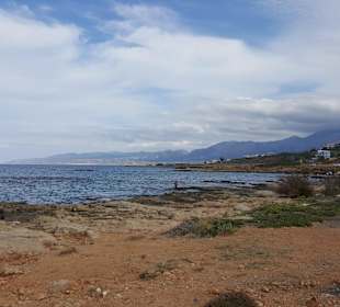 Strand vor dem Hotel, viele Felsen