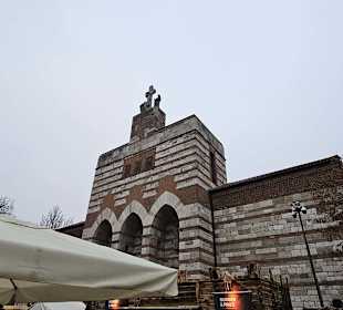 Außenansicht mit Kirchplatz