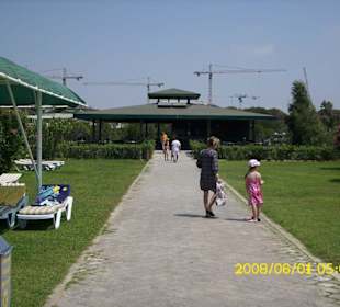 Weg vom Strand zur Strandbar