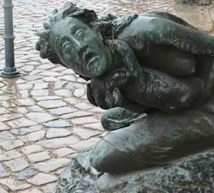 Mutter und Kind vor dem Portal der Johanniskirche