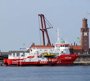 Lotsenversetzer, dahinter die Hapag-Hallen