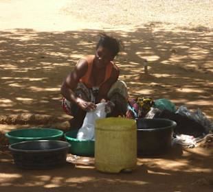 Wäschewaschen im Dorf
