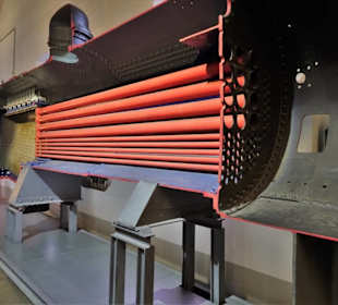 Blick in den Kesselraum einer Dampflok