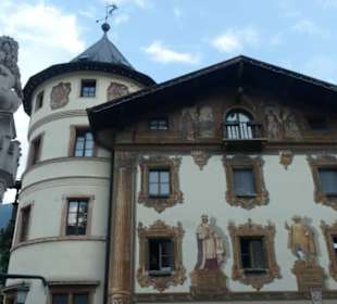 Das Hirschenhaus, davor der Marktbrunnen