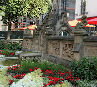Beim Kölner Heinzelmännchen-Brunnen