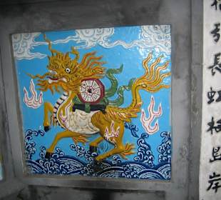 Bemalungen an der Eingangspforte der Insel