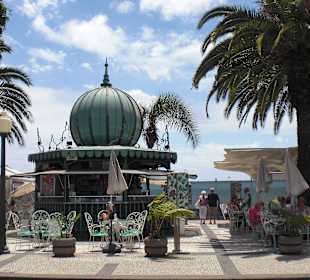 Cafe vor Bauzaun - keine schöne Aussicht