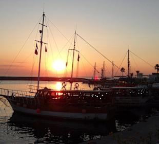 Abenddämmerung am Hafen