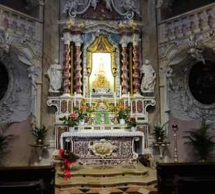 Blick in eine der acht Seitenkapellen der Kirche