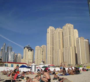 Shuttlebus fährt einen zu diesem Strand 