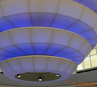 Riesenleuchter mit wechselnden Farben