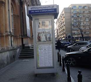 Przed wejściem do muzeum