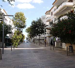 Eine Einkaufsstraße im November