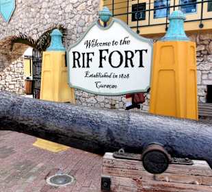 Alte Kanone vor der Festung Rif Fort