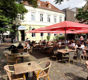 Tische auf der Terrasse am Marktplatz