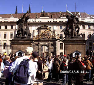 Eingang zum Regierungsgebäude Burganlage