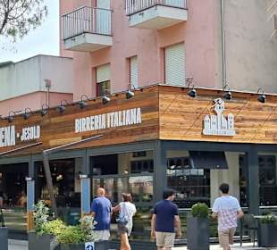 Viele Geschäfte Bars usw.