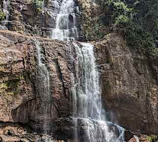 Wasserfall auf dem Weg in die Teeplantagen 