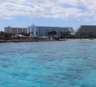 Wunderschönes Wasser bei der Boots- Küstenfahrt