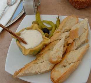 Pizzabrot mit Allioli und Peperoni