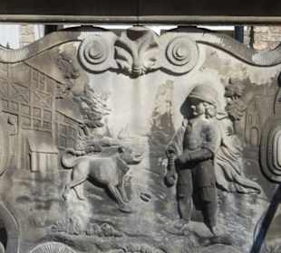 Ul. Św. Ducha: Beischlag mit Steinrelief