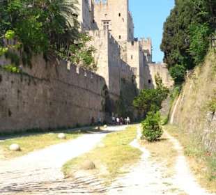 Im Festungsgraben zwischen den Mauern