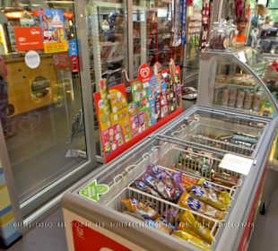 Eistruhe in einem der beiden Läden