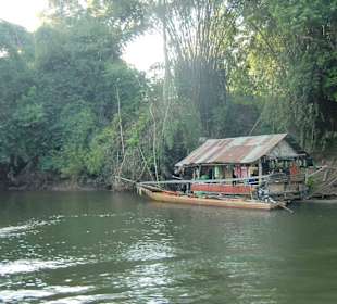 Kleines Floß eines Fischers