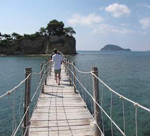 Most spojující ostrůvek se Zakynthos