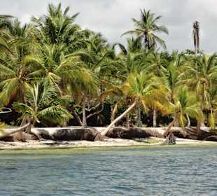 Rechts ein paar Meter am Strand
