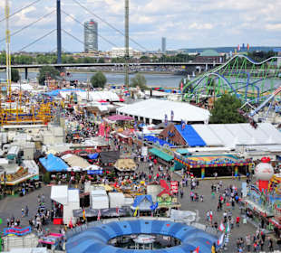 Höhenblick auf die Düsseldorfer Rheinkirmes