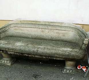 alte Steinbank vor Haus