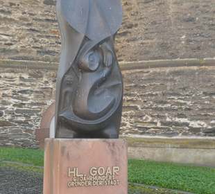 Statue des Hl. Goar vor der katholischen Kirche