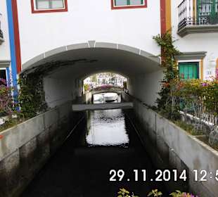 Die kleinen Kanälle führen durch den Ort 