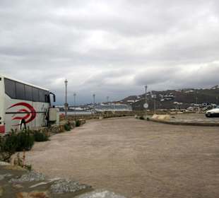 Busendhaltestelle, im Hintergrund Costa Deliziosa