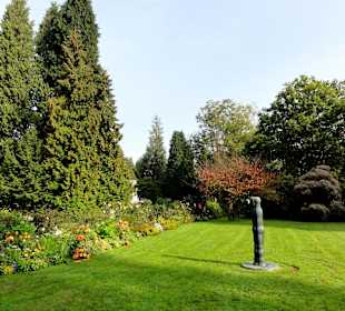Rasenflächen und blühende Beete im Kurpark