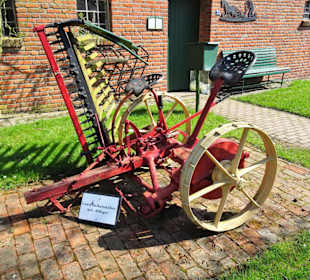 Landwirtschaftliche Geräte im Außenbereich