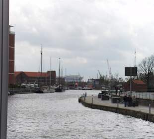 AIDAmar im Hintergrund