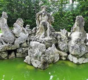 Spaziergang durch den Schlosspark Fantaisie