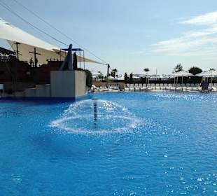 Showtribüne und Pool