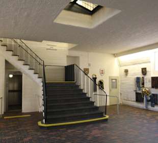 Gedenkhalle im Turmeingang