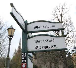 Wegweiser im Schlosspark