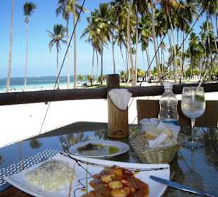 Ausblick vom Tisch auf den Strand