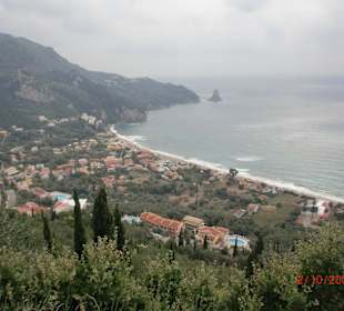 Blick über Agios Gordis von den Bergen aus