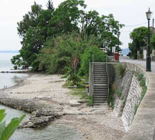 Strand (ca. 150 Höhenmeter unter Hotel)