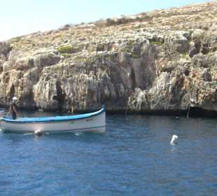 Die kleinen Boote schaukeln sehr bei Wellengang